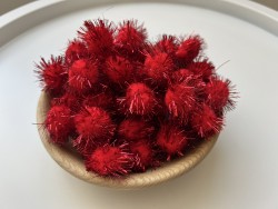 Lot de 50 pompons rouges.
