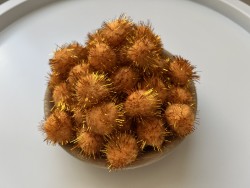 Lot de 50 pompons oranges.