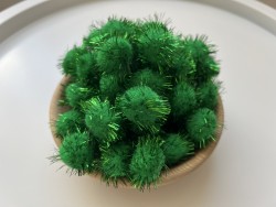 Lot de 50 pompons verts.