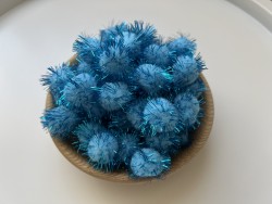 Lot de 50 pompons bleus ciel.