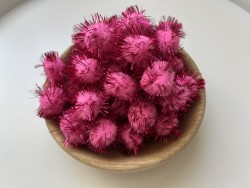 Lot de 50 pompons roses.